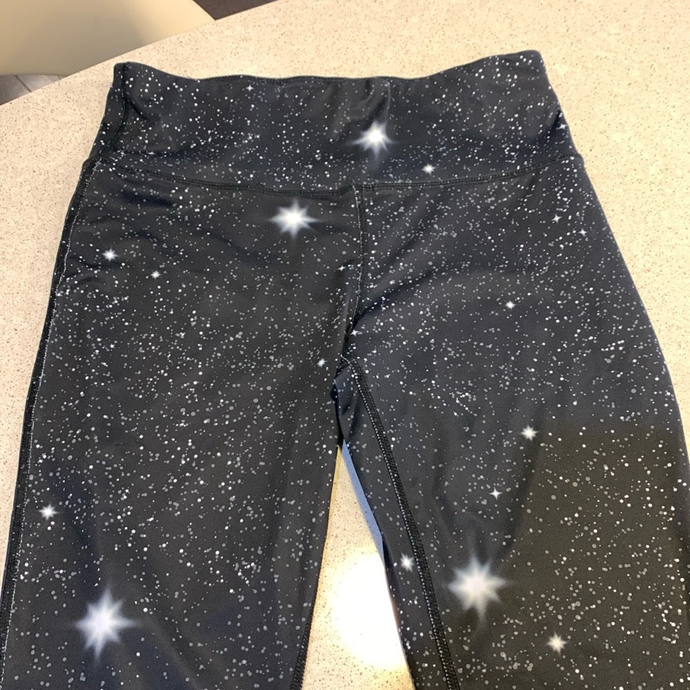 Xersion women’s black starry capri length leggings.